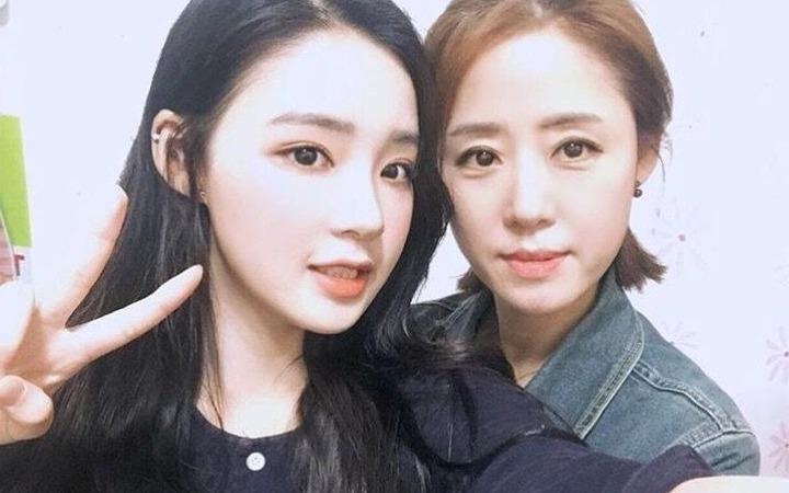 Me con hot girl Han Quoc 3 nam truoc noi tieng vi tre dep gio ra sao? hinh anh