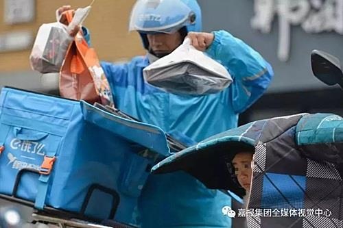 be gai ship hang cung bo anh 1