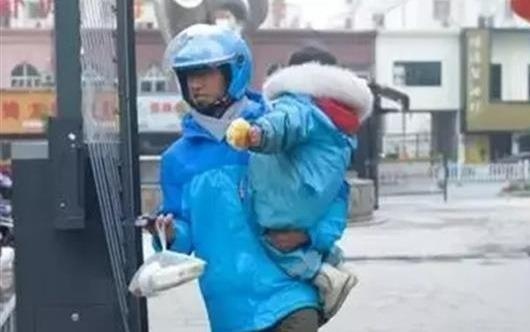 Be gai 3 tuoi di giao hang cung cha moi ngay bat ke nang mua hinh anh