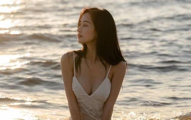 Jun Vu dien bikini khoe dang nong bong hinh anh