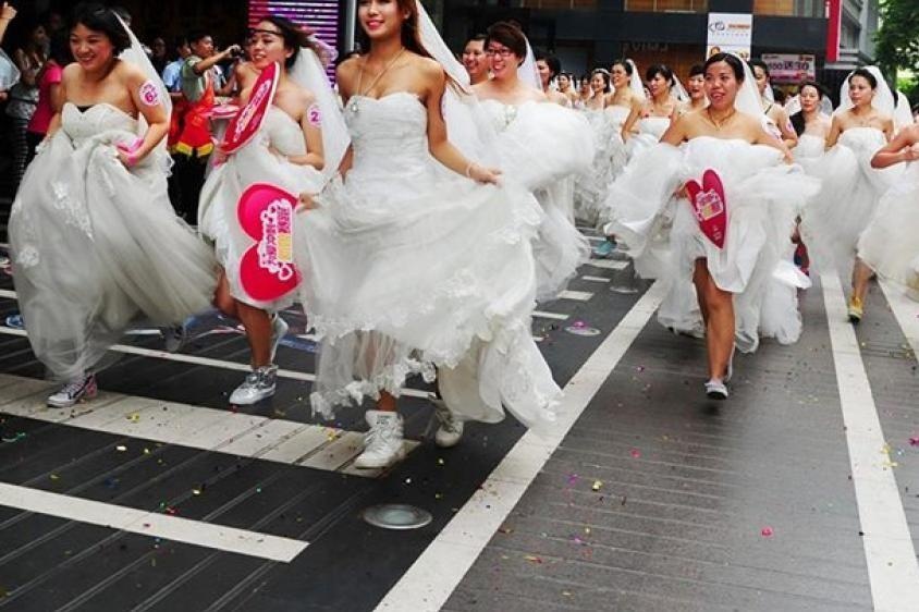 Nhung co nang doc than Trung Quoc lo chuyen mua nha hon ca ket hon hinh anh