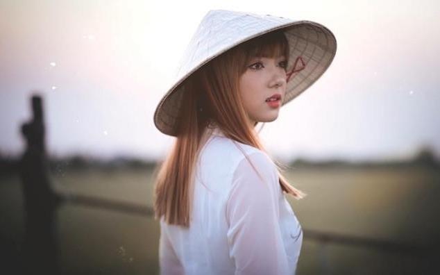 Hot girl Thai Lan the hien kha nang ca hat hinh anh