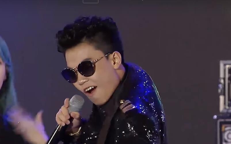 'Psy nhi' goc Viet bieu dien ca khuc 'Okey Dokey' tren san khau hinh anh