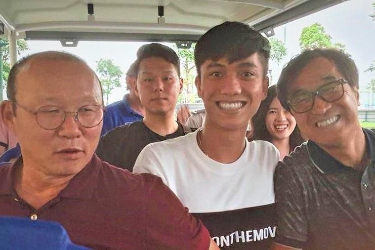 Phan Van Duc khoe duoc 'bo' Park den tham, dong doi thi nhau ghen ti hinh anh