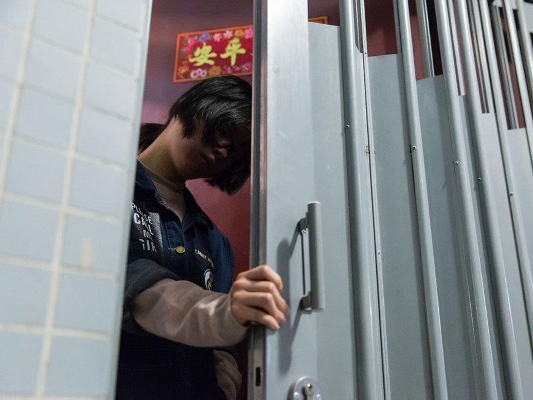 Gioi tre Hong Kong nam li trong phong, song cach ly voi the gioi hinh anh