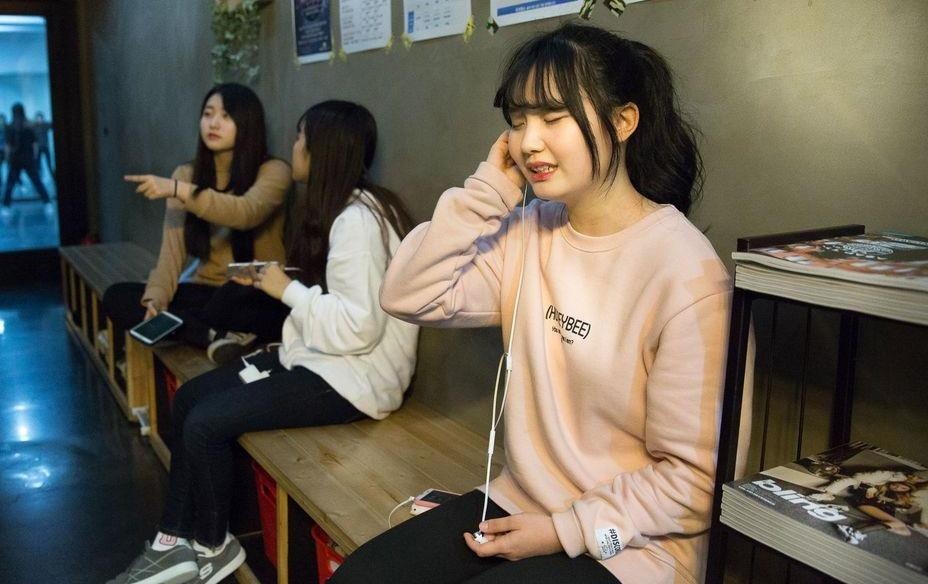 Gioi tre Trung Quoc kho the nao cung duoc, mien tro thanh ca si Kpop hinh anh