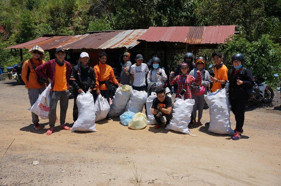 Nhóm phượt thủ đu dây nhặt rác ảnh 4 Nhom phuot thu du day nhat rac anh 4