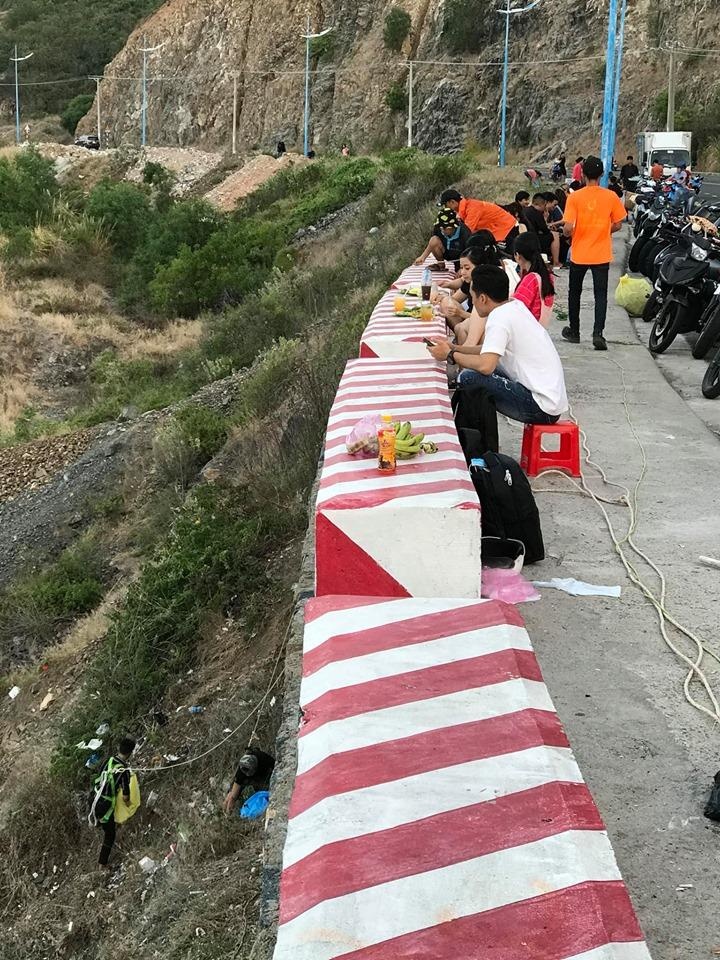 Nhóm phượt thủ đu dây nhặt rác ảnh 1 Nhom phuot thu du day nhat rac anh 1