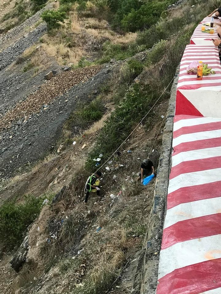 Nhóm phượt thủ đu dây nhặt rác ảnh 2 Nhom phuot thu du day nhat rac anh 2