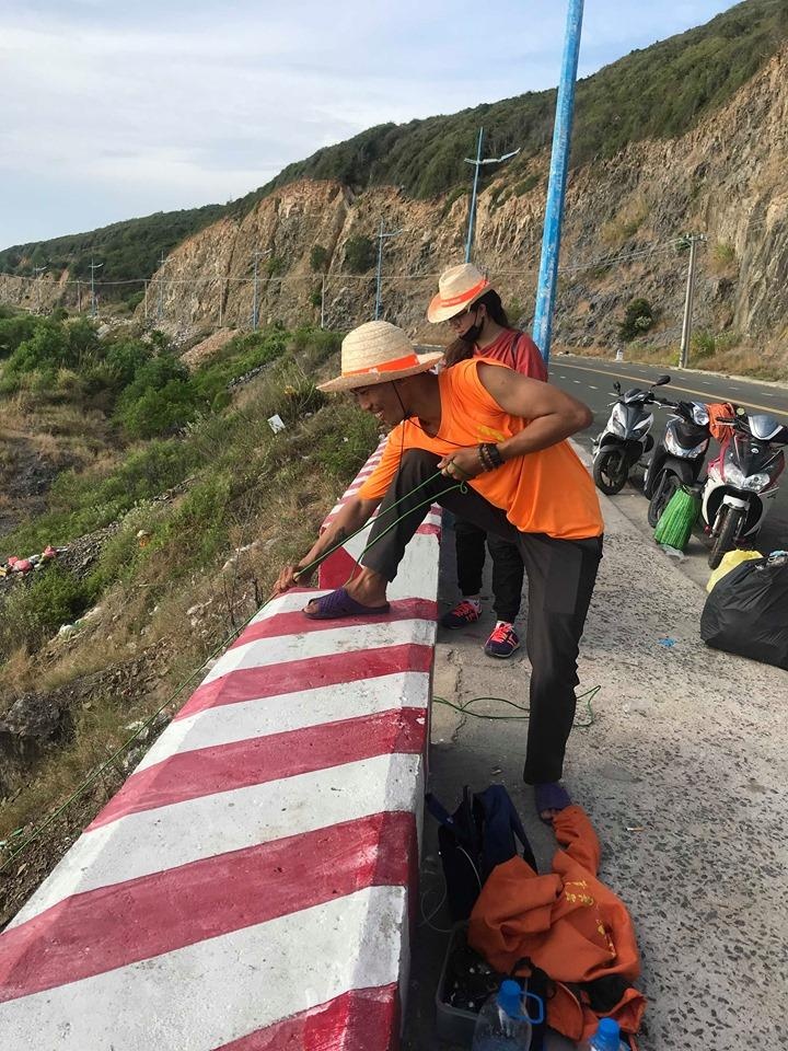 Nhóm phượt thủ đu dây nhặt rác ảnh 3 Nhom phuot thu du day nhat rac anh 3
