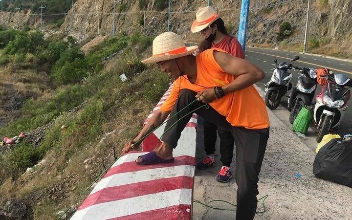 Nhom phuot thu gay tranh cai khi du day nhat rac o Nha Trang hinh anh