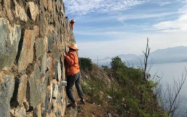 Nhom phuot thu Nha Trang du day nhat rac tren deo hinh anh