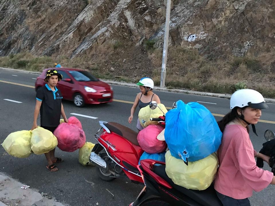 Nhóm phượt thủ đu dây nhặt rác ảnh 5 Nhom phuot thu du day nhat rac anh 5