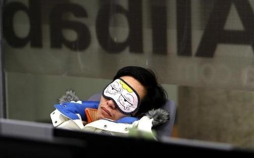 Van hoa lam viec ‘996’ vat kiet suc luc nguoi tre Trung Quoc hinh anh