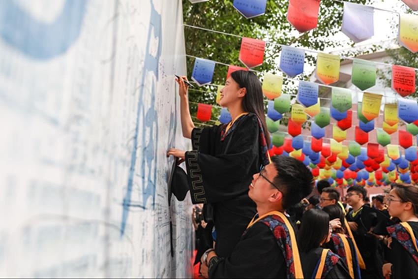 Le tot nghiep tai cac nuoc chau A anh 6