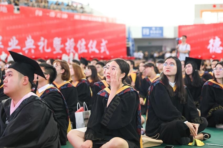 Le tot nghiep tai cac nuoc chau A anh 5