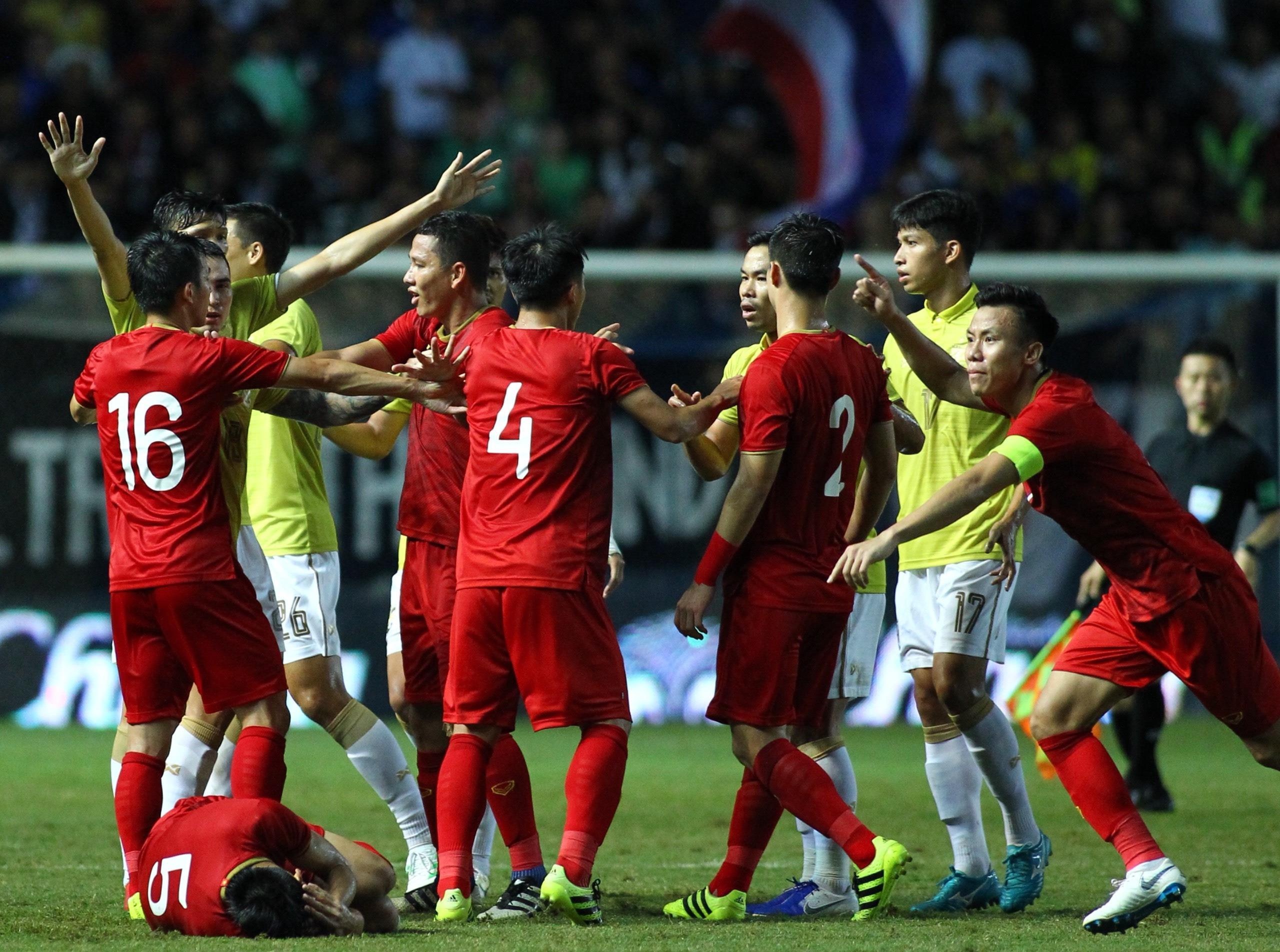 dân mạng ném đá cầu thủ Thái Lan ảnh 2 dan mang nem da cau thu Thai Lan anh 2