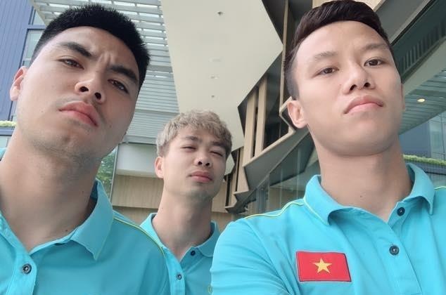 Cac tuyen thu Viet Nam dang anh 'troll' nhau truoc tran gap Curacao hinh anh