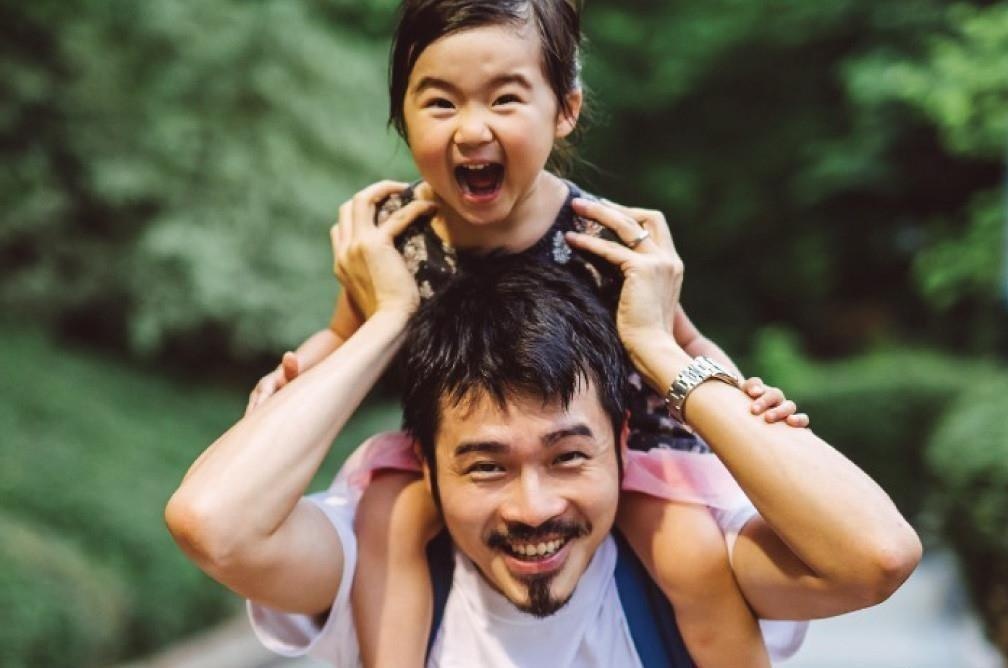 Con ban truong thanh ma quen mat cha dang gia di hinh anh