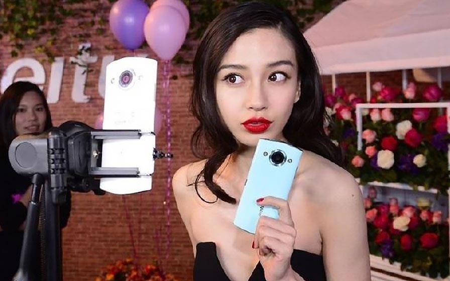 Co gai Trung Quoc bi ‘nem da’ vi mac vay ngan, dong gia giao vien hinh anh