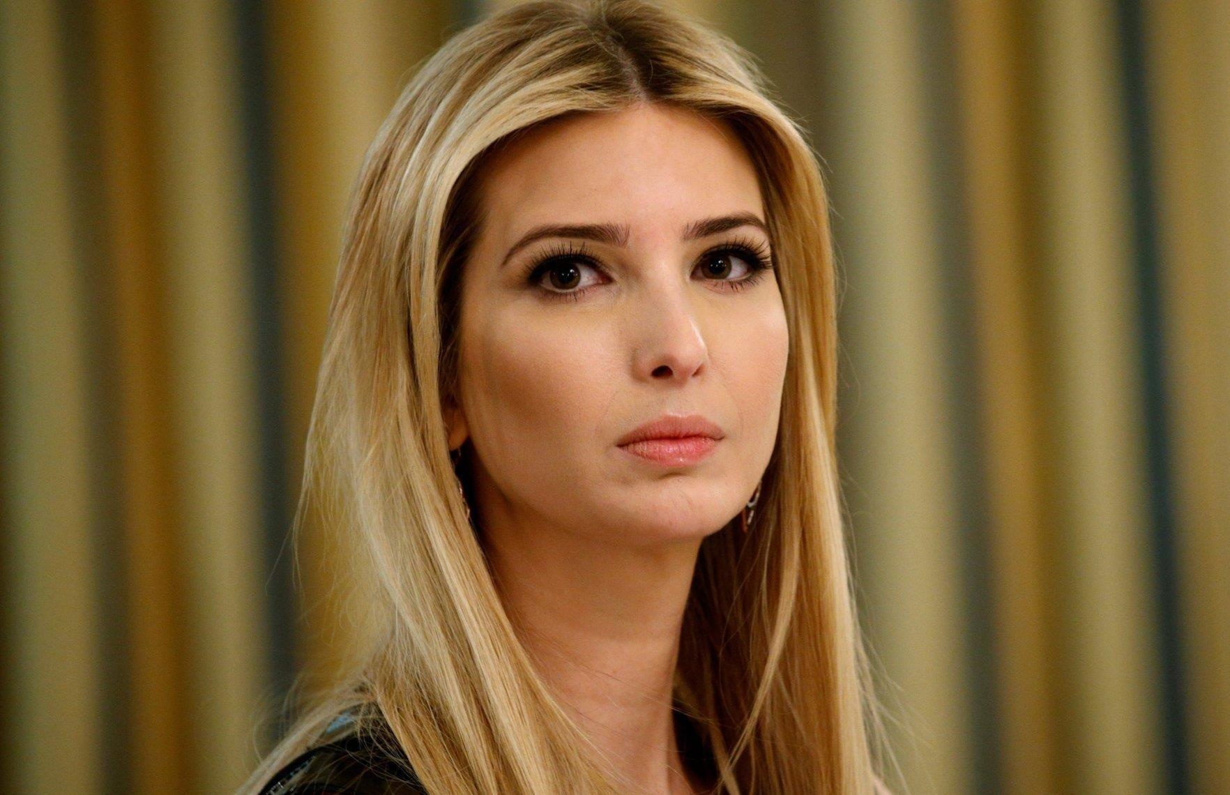 Ivanka Trump im lang va cach cac cau am co chieu doi mat chi trich hinh anh