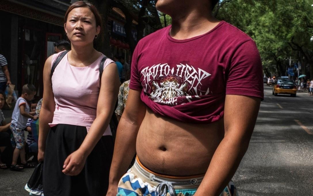 Trung Quoc cam dan ong ven ao, 'khoe' bung o noi cong cong hinh anh