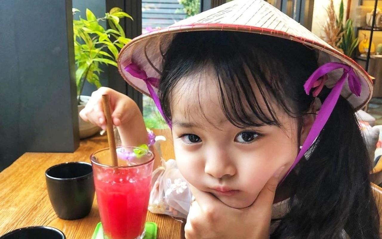 Hot kid Han co 1,7 trieu follow khoe mac ao dai, doi non la o Da Nang hinh anh