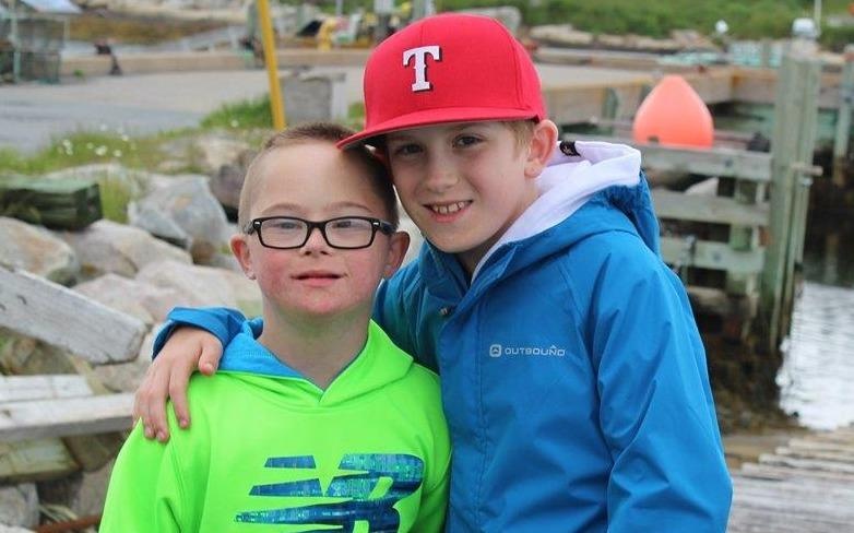 Cau be mac benh Down va anh trai gay xuc dong 3 nam truoc gio ra sao hinh anh