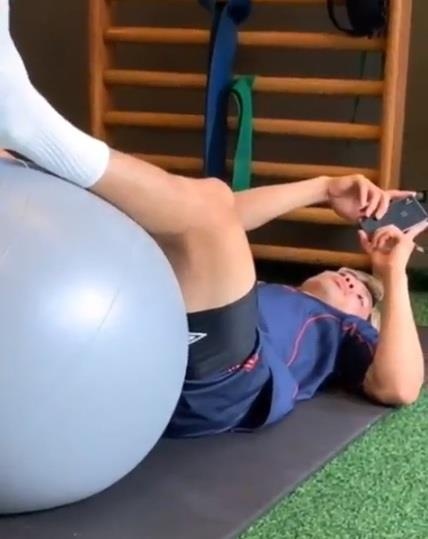 Cong Phuong massage cho dong doi anh 1