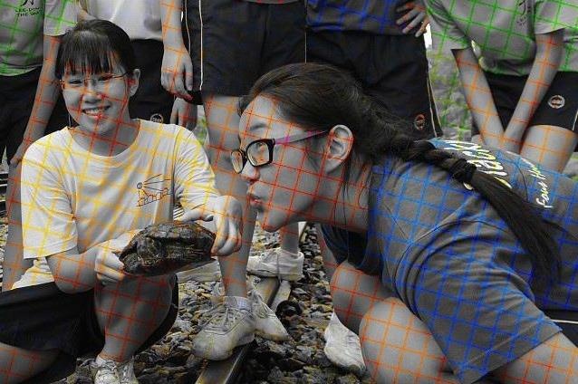 Buc anh trang den gay 'lu mau' khien dan mang tranh cai hinh anh