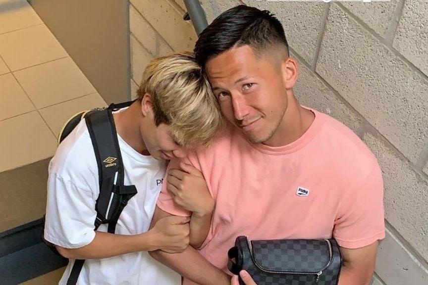 Cong Phuong chup anh voi dong doi Bi: Tu e then den khoac tay tinh tu hinh anh