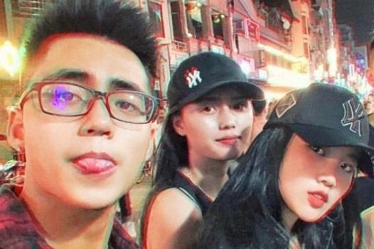 Them hoi ban 'cuc pham' gom em trai Son Tung va hai ban gai cau thu hinh anh