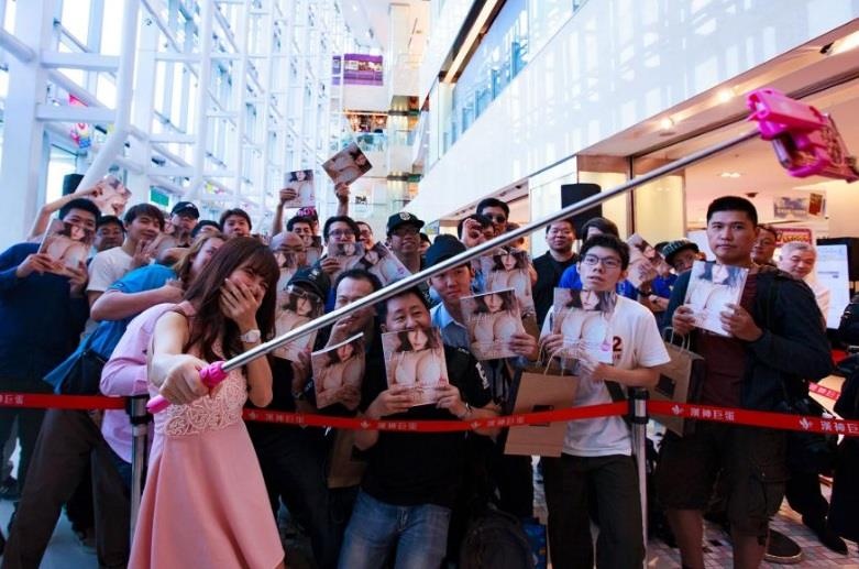 đàn ông trung quốc xem livestream ảnh 2 dan ong trung quoc xem livestream anh 2