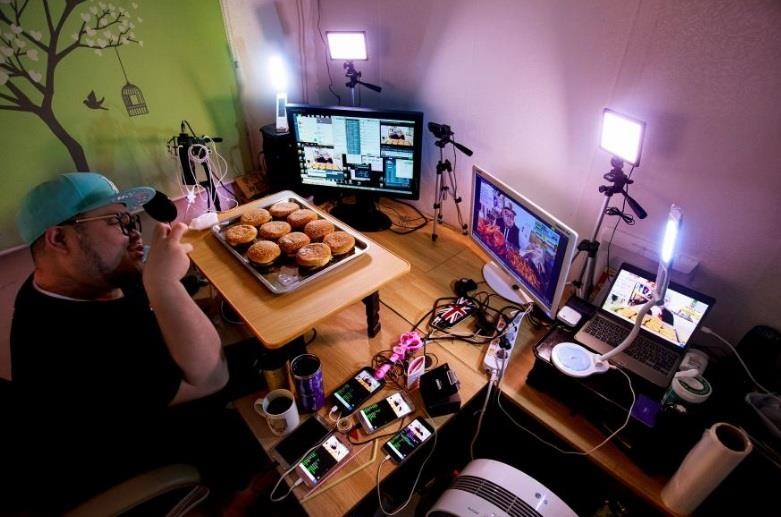 đàn ông trung quốc xem livestream ảnh 3 dan ong trung quoc xem livestream anh 3