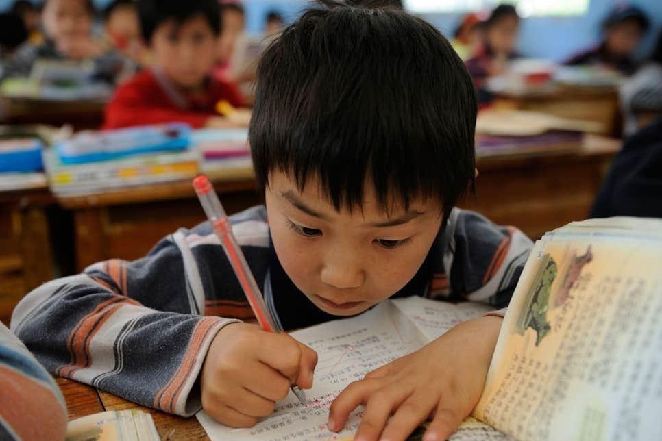 Tre em Singapore hoc ngay hoc dem de tro thanh nguoi noi tieng hinh anh