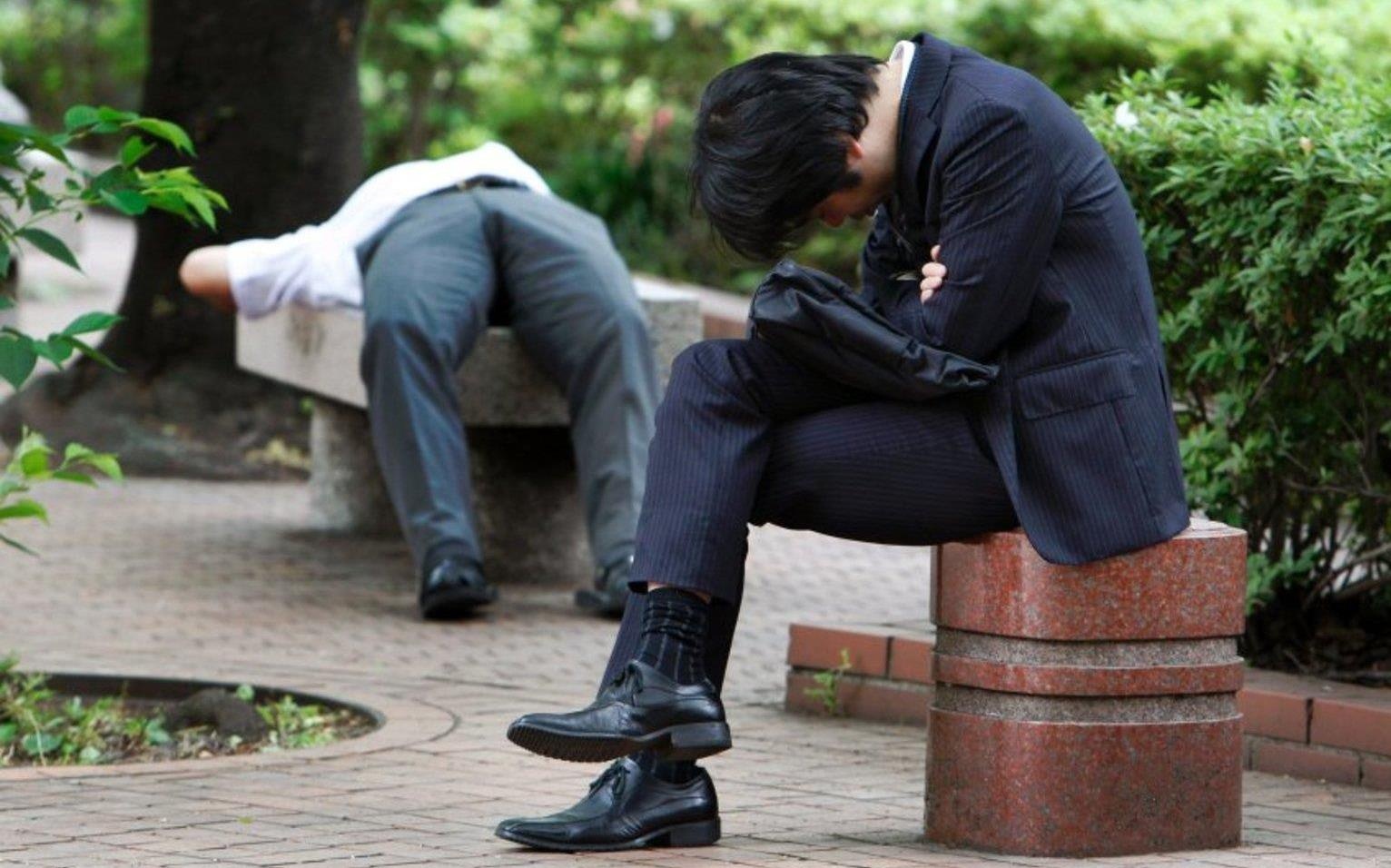 Vi sao nguoi tre Nhat Ban quen ngu va vat noi cong cong hinh anh