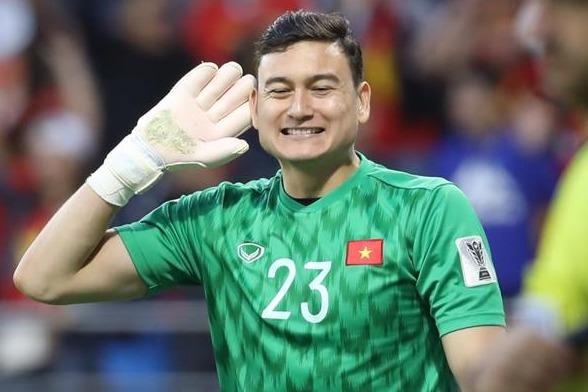 Van Lam bi dong doi dap trung song len dau trong ngay sinh nhat hinh anh