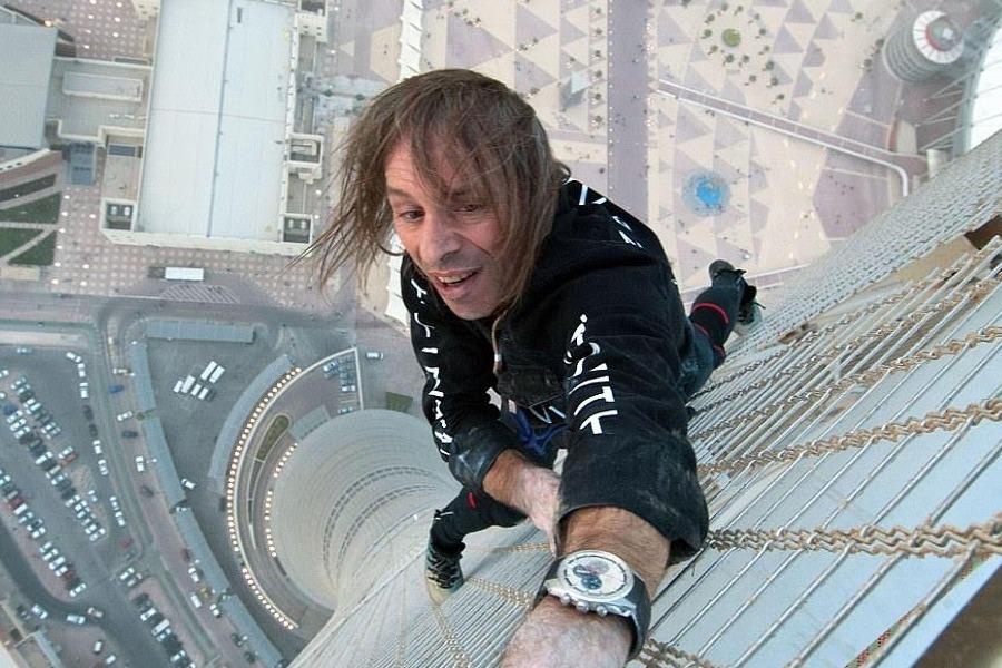 'Nguoi nhen' tay khong leo 60 tang nha choc troi o Hong Kong hinh anh