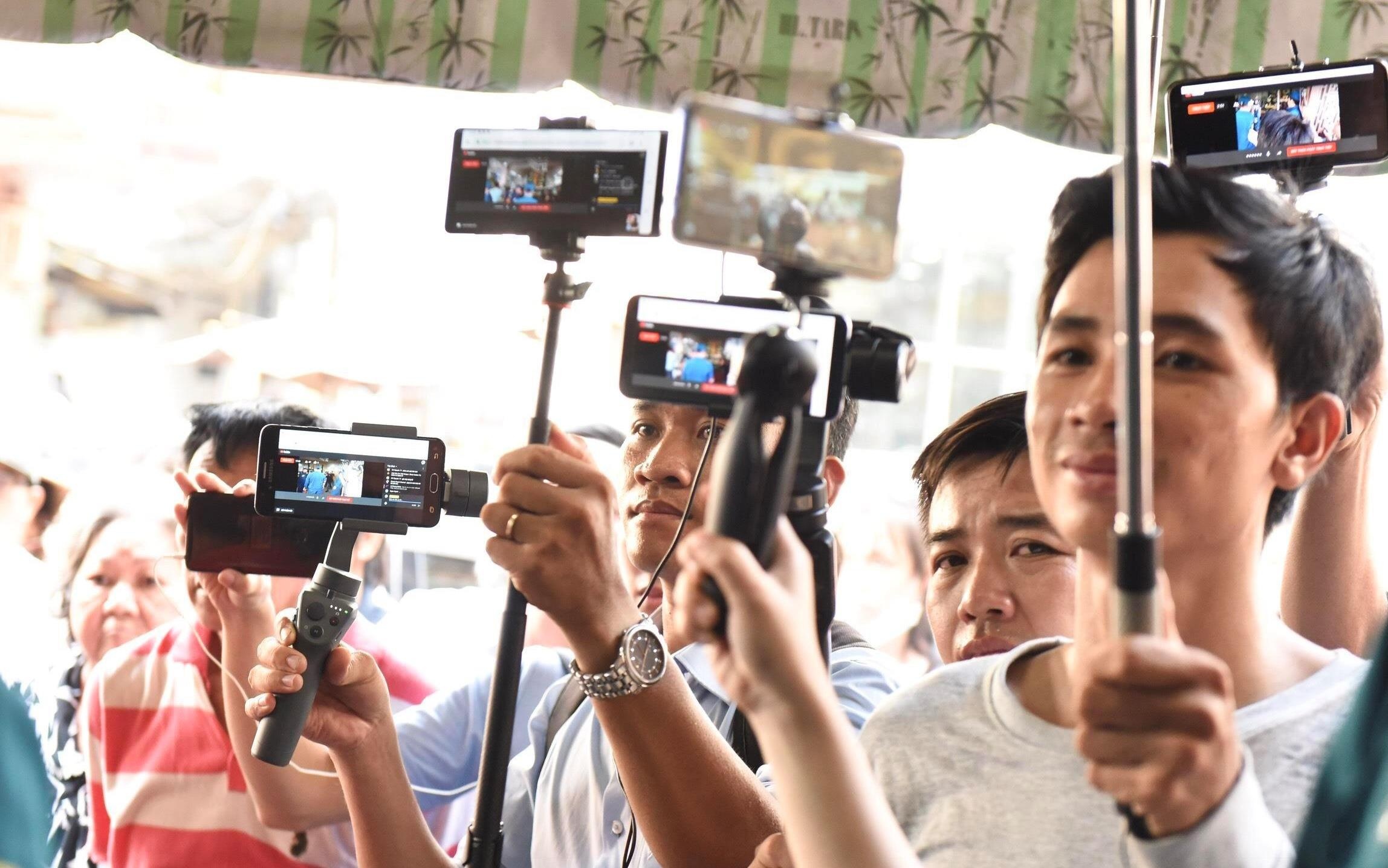 Livestream dam tang, 'phat truc tiep' ca khi nham mat xuoi tay? hinh anh