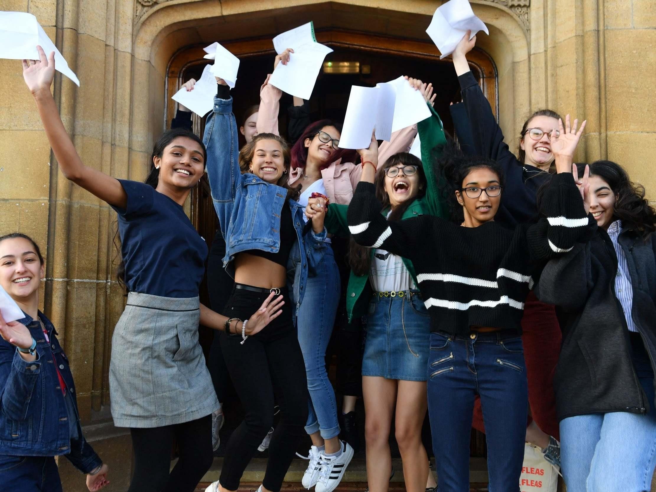 hoc sinh an mung do dai hoc anh 7