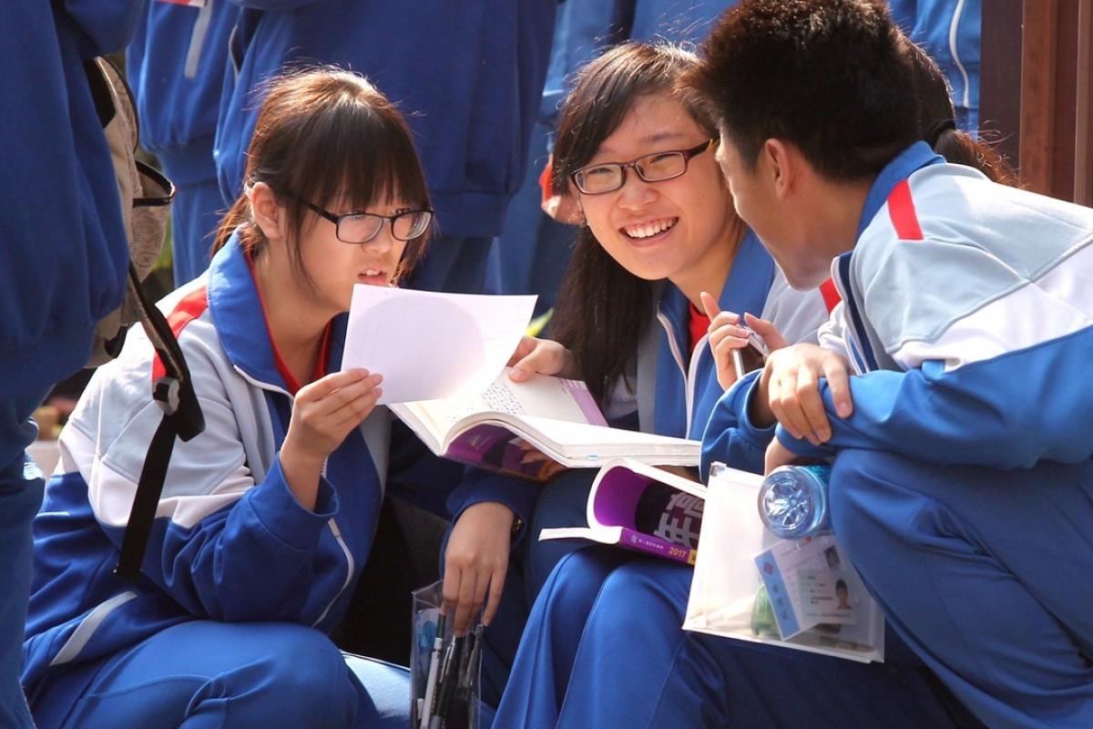 hoc sinh an mung do dai hoc anh 6