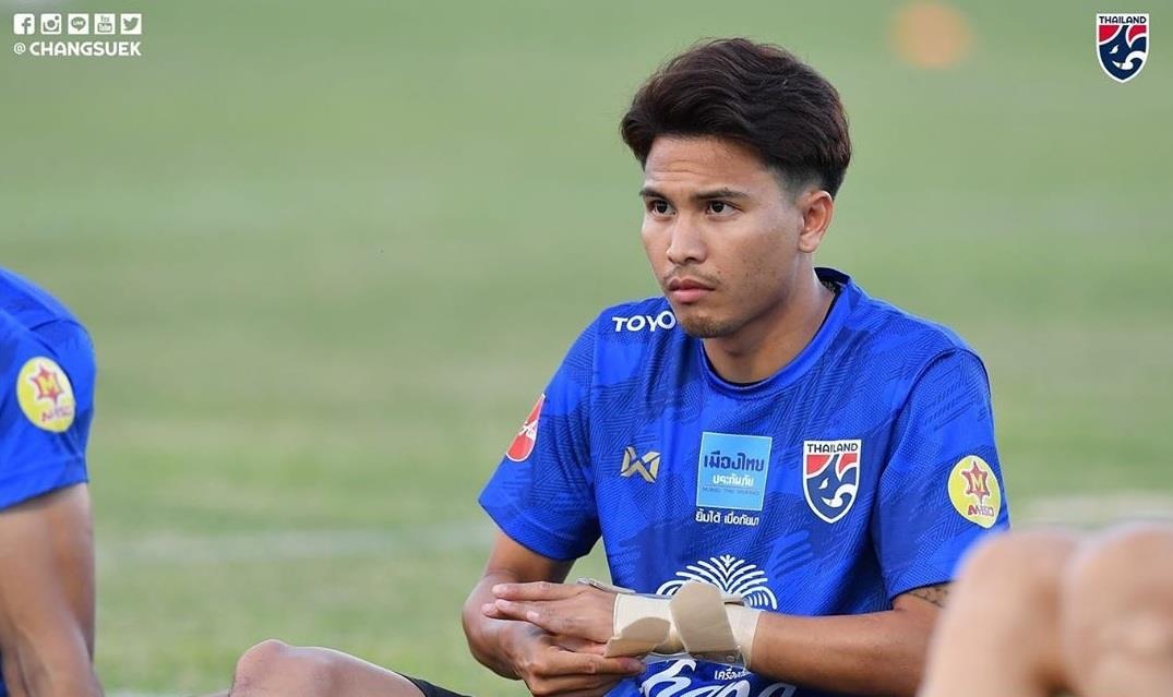 Cầu thủ thái lan đạp quế ngọc hải ảnh 4 Cau thu thai lan dap que ngoc hai anh 4