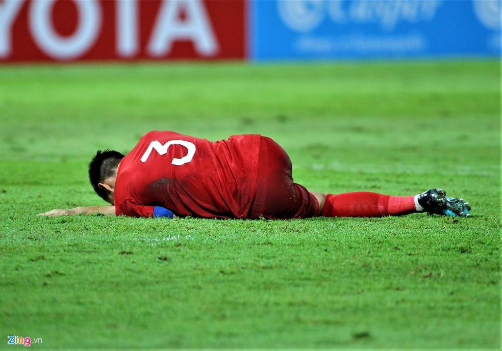 Cầu thủ thái lan đạp quế ngọc hải ảnh 2 Cau thu thai lan dap que ngoc hai anh 2
