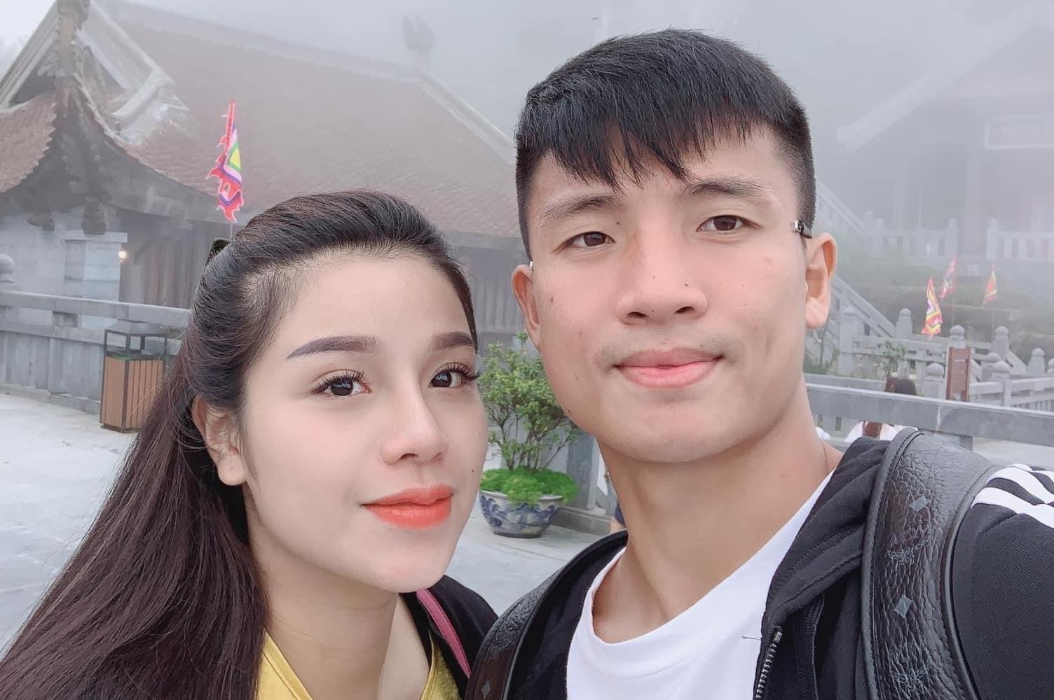 Bui Tien Dung va cac cau thu hen ho nua kia sau tran gap Thai Lan hinh anh