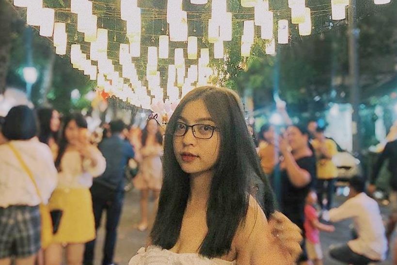 Cau thu va hoi ban gai tu tap ban be, check-in ngay Trung thu hinh anh