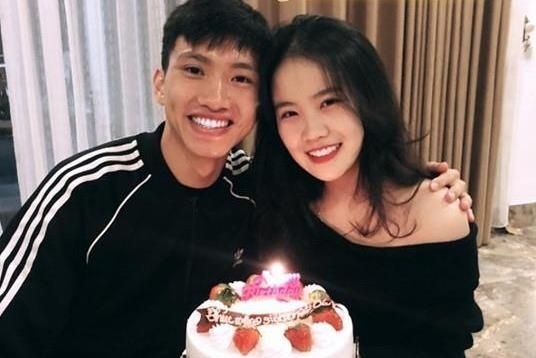 Giua tin don chia tay, Van Hau va ban gai cung di choi voi hoi ban hinh anh