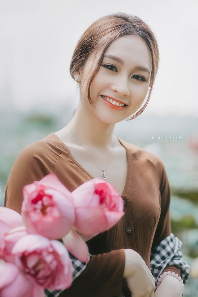 nu sinh dh kinh te quoc dan anh 10