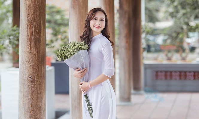 nu sinh dh kinh te quoc dan anh 9