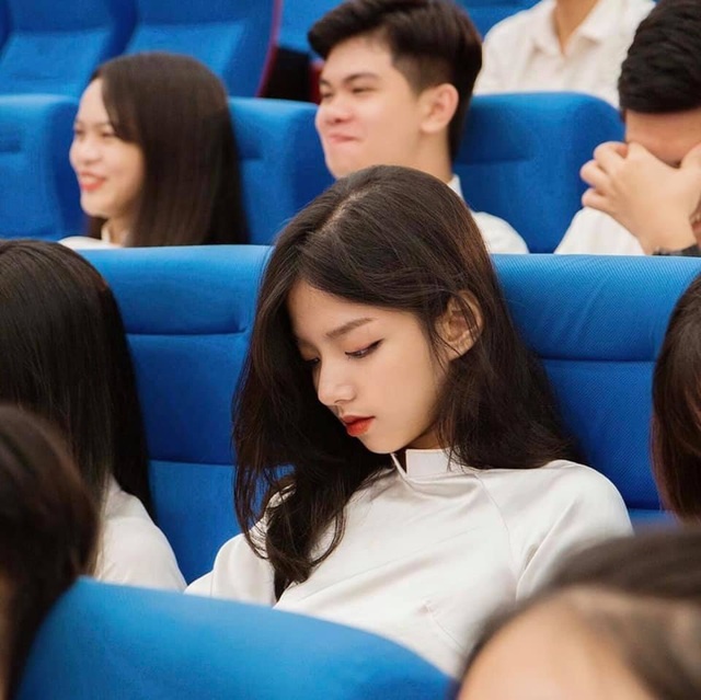 nu sinh dh kinh te quoc dan anh 4