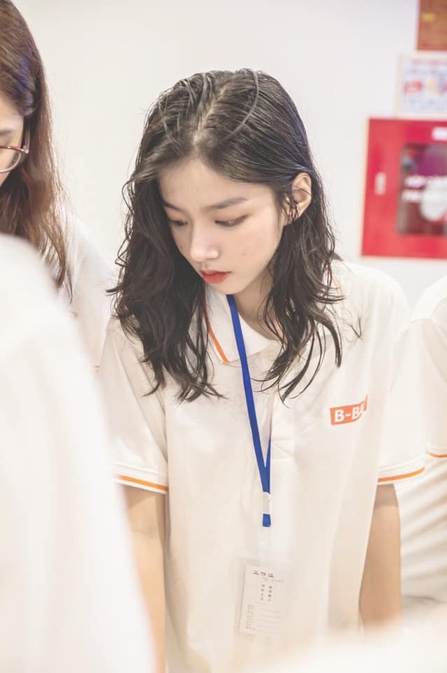 nu sinh dh kinh te quoc dan anh 5